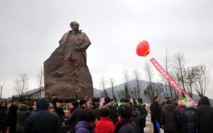 胡耀邦銅像在浙江大陳島揭幕