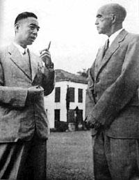1946年，司徒雷登與周恩來在南京美國大使館草坪上交談
