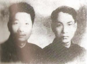 1955年陳達邦和兒子陳掖賢（右）在北京合影。