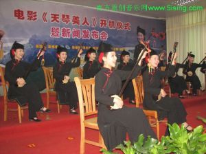 在龍州縣舉行的電影《天琴美人》開機儀式暨新聞發布會上，天琴女子組合表演。