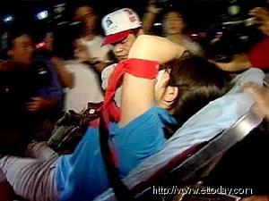 南市倒扁靜坐，一女子遭石頭砸傷