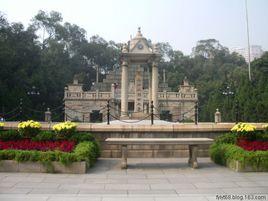 站在黃花崗陵園的門口 站在黃花崗陵園的門口