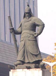 （圖）李舜臣銅像（立於韓國首爾世宗路）