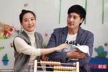 何建澤帶女兒小何陶打疫苗