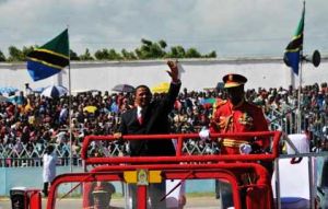 坦尚尼亞慶祝聯合共和國成立舉行閱兵活動