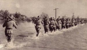 花園口決堤日軍14師團在水中作戰，步兵跑步運輸炮彈