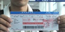 臨汾機場乘客展示首航飛機票