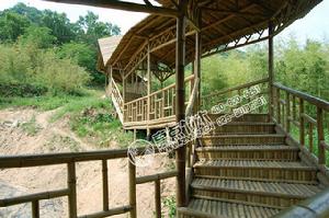 依地形而建的竹廊