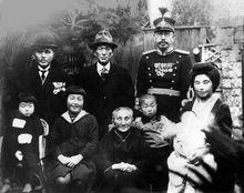1945年3月，石井四郎全家在哈爾濱合影