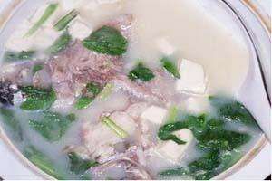 莧菜滾鯽魚湯 莧菜滾鯽魚湯