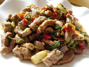 香菜剁椒小炒牛肉粒 香菜剁椒小炒牛肉粒