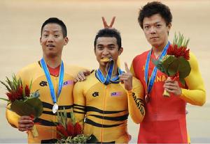 喬賽亞&middot;吳安楠獲銀牌（左）