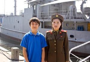 13歲的美國男孩喬納森-李（左）與一名朝鮮女兵（右）合影