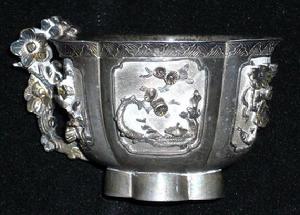 清乾隆梅花型浮雕小杯 清乾隆梅花型浮雕小杯