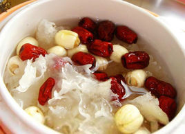 銀耳紅棗枸杞湯 銀耳紅棗枸杞湯