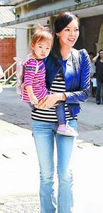 曾馨瑩與女兒妞妞(郭曉如)穿母女裝