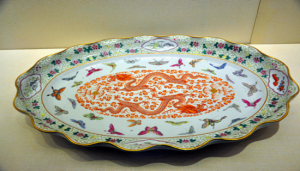 清光緒款粉彩葵口雲龍蝴蝶紋盤