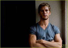 主要演員Ryan Kwanten