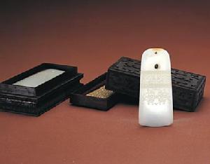 白玉人面鳥獸紋斧 白玉人面鳥獸紋斧