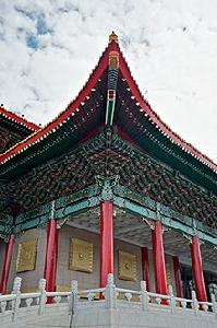 黃屋瓦、雕飾、紅柱及斗栱