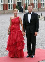 克里斯蒂娜公主（左一）與丈夫伊納基&middot;烏丹加林（右一）