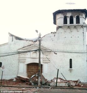 未完全倒塌的教堂牆壁出現裂縫