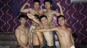 左一,卿勇的學生時代