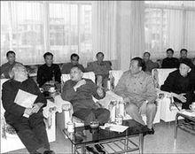 1984年2月，劉田夫陪同鄧小平同志視察深圳
