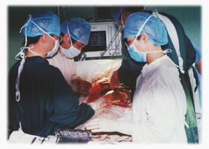 （圖）肝膽外科專家正在為患者做切除手術