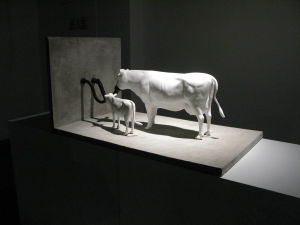 《靜默食糧》樹脂、水泥牆、皮管 2013年