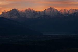 著名的艾格峰(Eiger)，門希峰(M&ouml;nch，另譯為和尚峰)和少女峰(Jungfrau)。