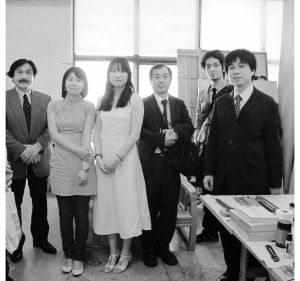 與日本藝術家金澤友娜及東洋藝術代表團在中央美院中國畫學院研究生教室