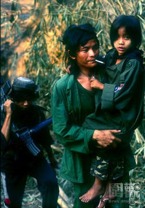 圖為1999年，兩兄弟的保鏢藍波抱著約翰尼。