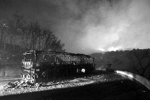 12月2日，以色列海法，著火區，一輛汽車已經被燒得只剩空殼