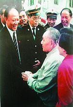 92年鄧小平視察深圳時與鄭良玉親切握手