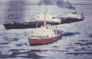 “曼哈頓號”正在破冰前進