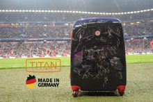 拜仁全體球員簽名的TITAN拉桿箱