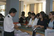 工作人員正在仔細核對報檢員證