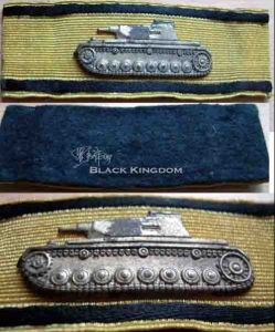 版本延伸 採用鋅合金材質鍍銀，有磁性，坦克樣式標準，各部分細節輪廓清晰，前凸車燈基座與炮塔基座獨立且中間有間隙。由於磨擦佩帶，表面鍍銀脫落，已顯現出灰色鋅材質本色。綬帶基墊金質金屬絲編制。