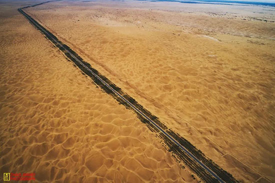 一生一定要走一次,這條穿越沙海的公路秋天自駕美爆了。