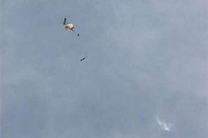 （圖）火箭升至最高點後，火箭首末兩級自動分離，並釋放回收用的降落落傘