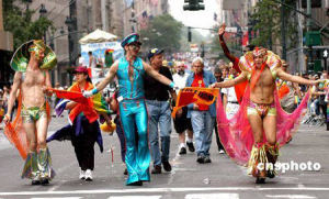 西班牙同性戀者和變性人在街頭遊行