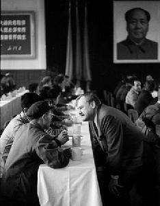 1971年4月16日，羅德里克在北京清華大學與學生交談