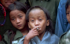 哥哥約翰尼酷似女孩，生著一張圓潤清秀的臉，梳理得很整齊的黑髮長長地披在肩上，神情害羞迷茫。弟弟盧瑟則是另外一副樣子：不常梳理的長髮稀疏且乾枯，額頂的頭髮已開始脫落，叼著煙故作老成。