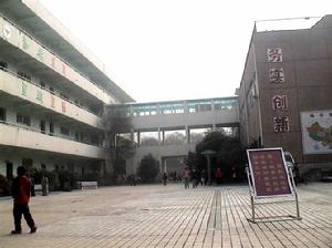 鷹山國小校園一角