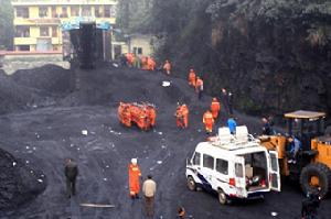 消防官兵在貴州平壩縣大山煤礦進行救援