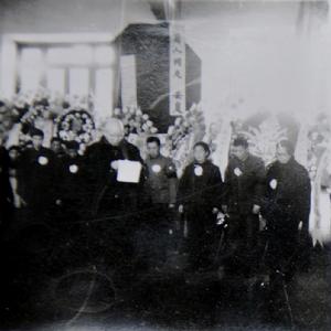 在王菊人追悼會上省政協副主席高長久致悼詞