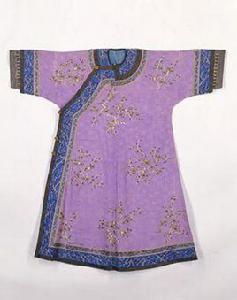 清光緒雪青色綢繡枝梅紋襯衣 清光緒雪青色綢繡枝梅紋襯衣