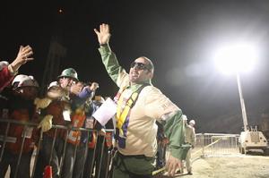 台北時間13日中午12點左右，智利救援人員將第二名被困礦工馬里奧救援出井。馬里奧是33名被困礦工中最最有名的一個