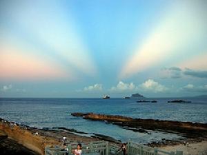 3. 出現於台灣的反曙暮輝這是出現於台灣的反曙暮輝景觀，它看起來似乎是從海上的一艘船上散射出來。這次反曙暮輝景觀發生於2005年9月18日。事實上，反曙暮輝並不是從一個點散射開來，而是一條條平行的光柱。但是，它們往往會讓觀測者產生一種錯覺。這和人們通常看到的一條條通往地平線的平行的筆直公路一樣，它們也似乎是朝著遙遠的一個點集中。